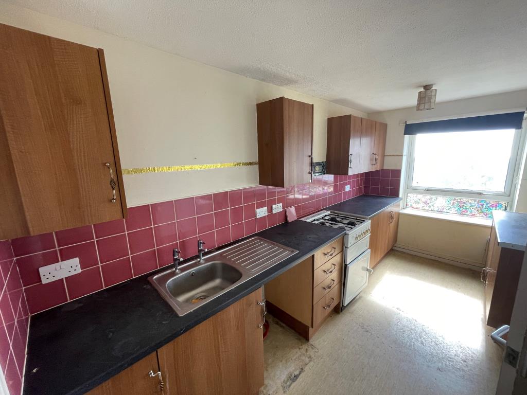 Lot: 75 - TWO-BEDROOM FLAT FOR IMPROVEMENT WITH SEA VIEWS -
